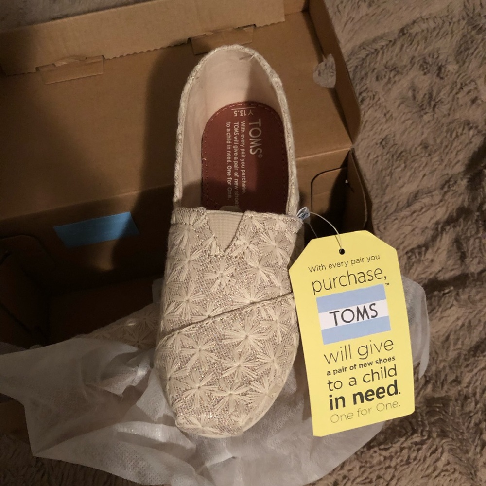 TOMS classic girls shoes NIB